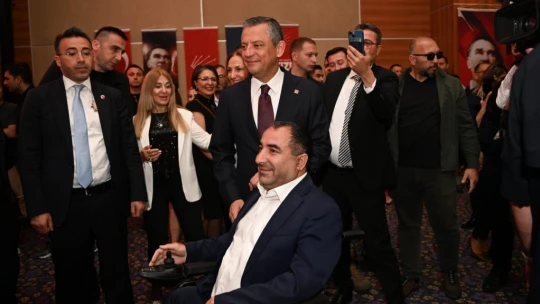 CHP Genel Başkanı Özel, Kuşadası'nda otizmli bireyler ve aileleri ile buluştu