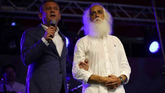 CHP Lideri Özgür Özel, Aydın'da Suavi konserine katıldı