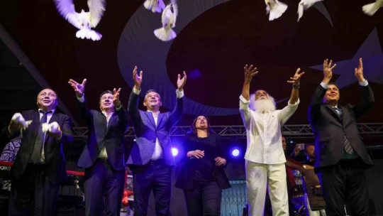 CHP Lideri Özgür Özel, Aydın'da Suavi konserine katıldı