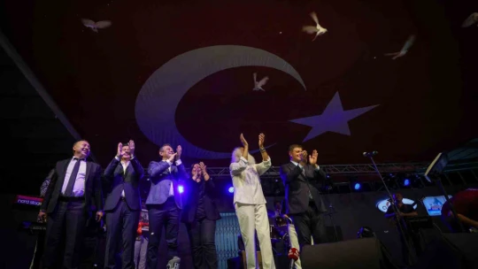 CHP Lideri Özgür Özel, Aydın'da Suavi konserine katıldı