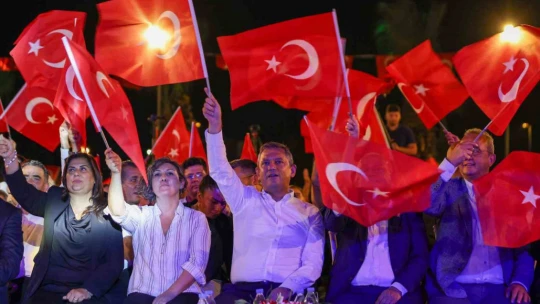 CHP Lideri Özgür Özel, Aydın'da Suavi konserine katıldı