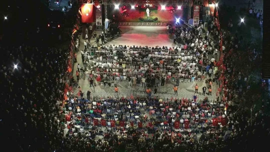 CHP Lideri Özgür Özel, Aydın'da Suavi konserine katıldı