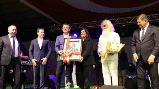 CHP Lideri Özgür Özel, Aydın'da Suavi konserine katıldı