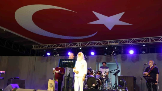 CHP Lideri Özgür Özel, Aydın'da Suavi konserine katıldı
