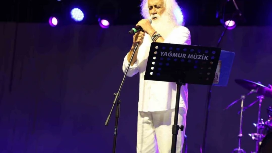 CHP Lideri Özgür Özel, Aydın'da Suavi konserine katıldı