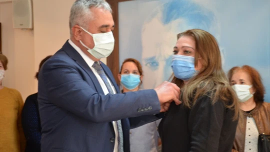 CHP'ye katılan kadınlara rozetleri takıldı