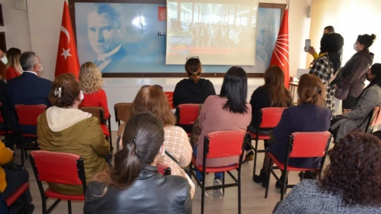 CHP'ye katılan kadınlara rozetleri takıldı