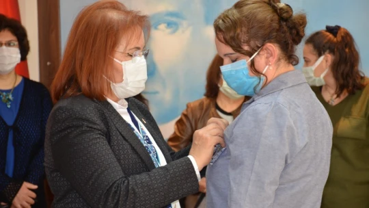 CHP'ye katılan kadınlara rozetleri takıldı