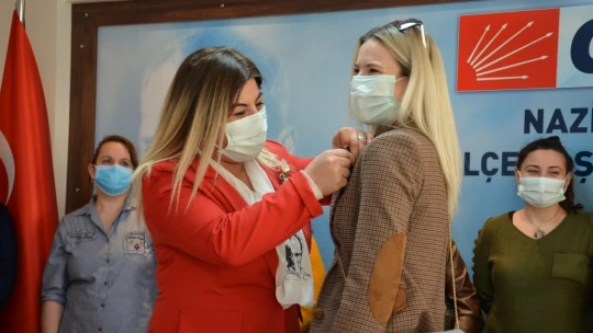 CHP'ye katılan kadınlara rozetleri takıldı