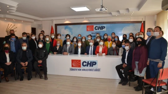 CHP'ye katılan kadınlara rozetleri takıldı