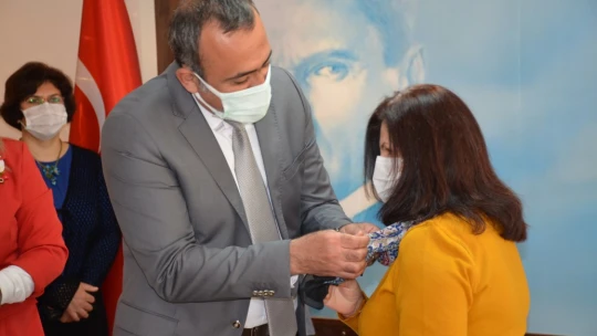 CHP'ye katılan kadınlara rozetleri takıldı