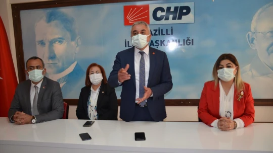 CHP'ye katılan kadınlara rozetleri takıldı