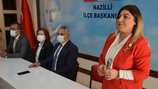 CHP'ye katılan kadınlara rozetleri takıldı