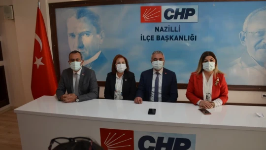 CHP'ye katılan kadınlara rozetleri takıldı