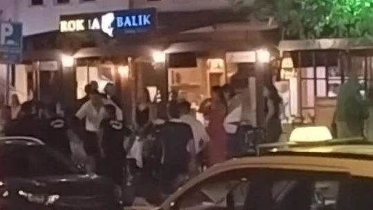 Çılgına dönen grubu polis bile ayıramadı, kimse kavganın sebebini anlamadı