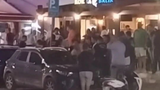 Çılgına dönen grubu polis bile ayıramadı, kimse kavganın sebebini anlamadı