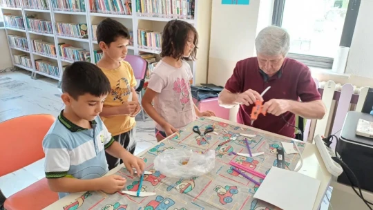 Çine'de çocuklar oyuncakçı dede ile buluştu