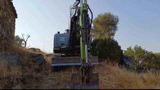 Çine'de iş makineli kaçak kazıya jandarma baskını