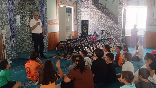 Çine'de Kur'an-ı Kerim'e geçen öğrencilere bisiklet hediye edildi