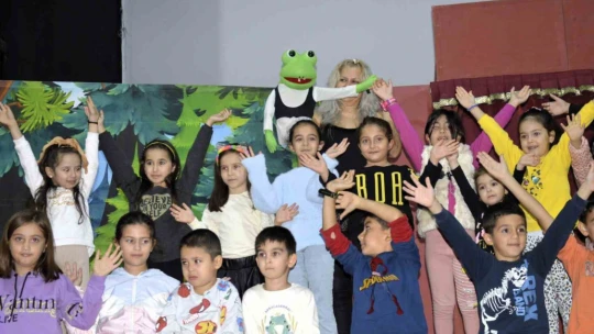 Çineli çocuklar kukla show ile doyasıya eğlendi