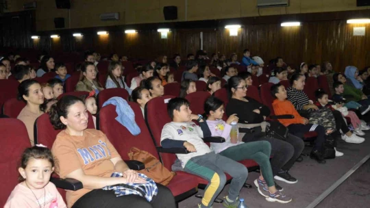 Çineli çocuklar kukla show ile doyasıya eğlendi