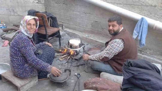 Çırak bulamayınca, işi hanımına öğretti, şimdi zamanla yarışıyorlar