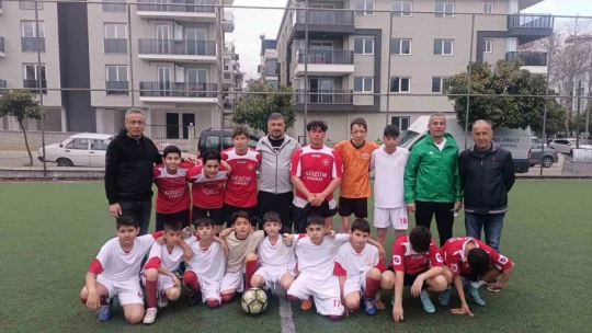 Çocuk evlerindeki gençler halı sahada ter döktü