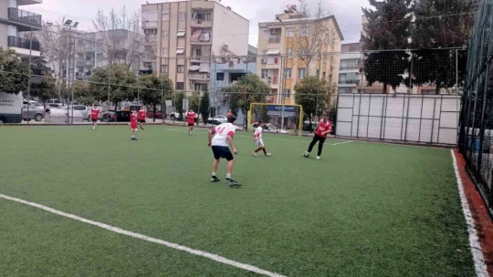 Çocuk evlerindeki gençler halı sahada ter döktü