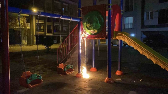 Çocuk oyun parkını ateşe verip kaçtılar