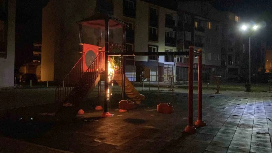 Çocuk oyun parkını ateşe verip kaçtılar