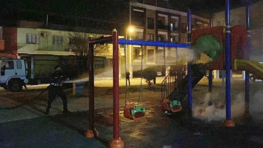 Çocuk oyun parkını ateşe verip kaçtılar