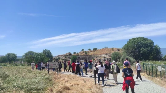 Çocuklar, aileleriyle birlikte tarihe yolculuk yaptı