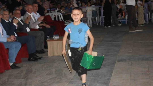 Çocukların geri dönüşüm defilesi beğeni topladı