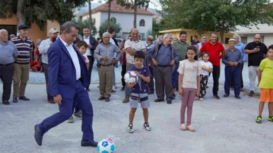 Çocukların yüzü Başkan Yetişkin ile güldü