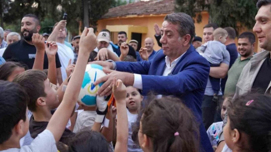 Çocukların yüzü Başkan Yetişkin ile güldü