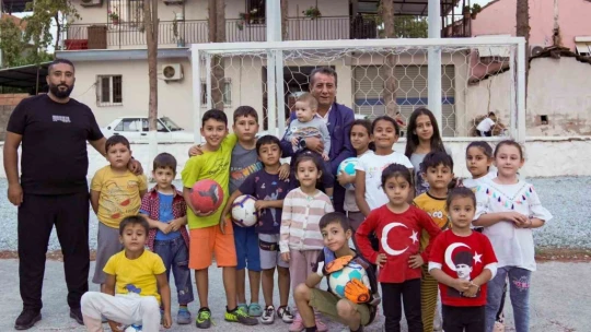 Çocukların yüzü Başkan Yetişkin ile güldü