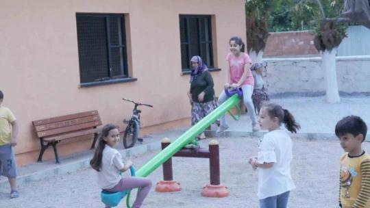 Çocukların yüzü Başkan Yetişkin ile güldü