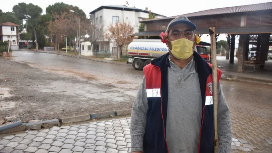 'Çöpçüler Kralı' Çiçek Ali, işini müzikle yapıyor