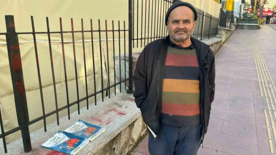 Çöpe atılan kitap ve giysileri toplayıp ihtiyaç sahiplerine ulaştırıyor