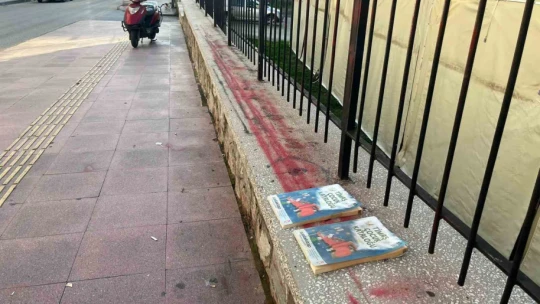 Çöpe atılan kitap ve giysileri toplayıp ihtiyaç sahiplerine ulaştırıyor