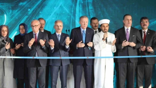 Cumhurbaşkanı Erdoğan: 'Biz 22 yıldır Türkiye'yi büyütmek ve kalkındırmak için çalışıyoruz'