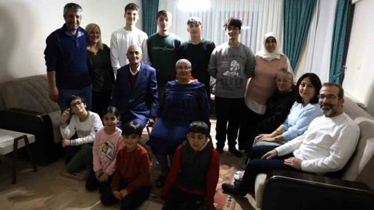 Cumhuriyet İlkokulu 'I' Şubesi Hakkı Öğretmen'in hakkını ödeyebilmek için bir araya geldi