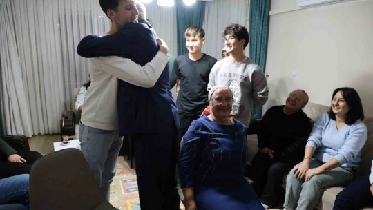 Cumhuriyet İlkokulu 'I' Şubesi Hakkı Öğretmen'in hakkını ödeyebilmek için bir araya geldi