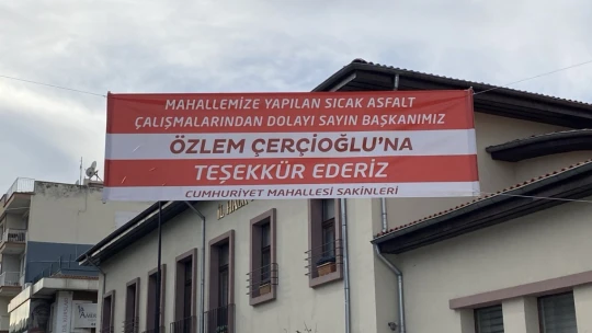 Cumhuriyet Mahallesi sakinlerinden Başkan Çerçioğlu'na pankartlı teşekkür