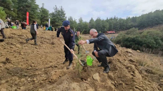 Cumhuriyete Nefes etkinliğinde binlerce fidan toprakla buluştu