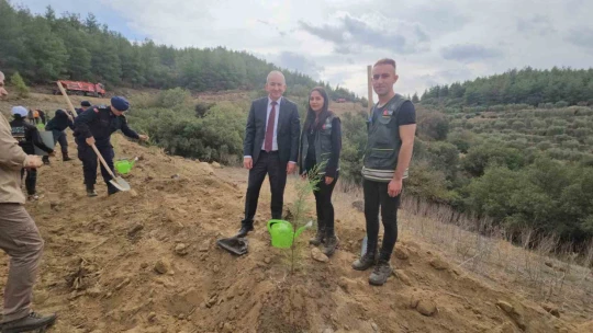 Cumhuriyete Nefes etkinliğinde binlerce fidan toprakla buluştu