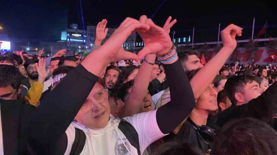 Cumhuriyetin 101'inci yaşında sevilen sanatçılar Aydınlılar ile buluştu