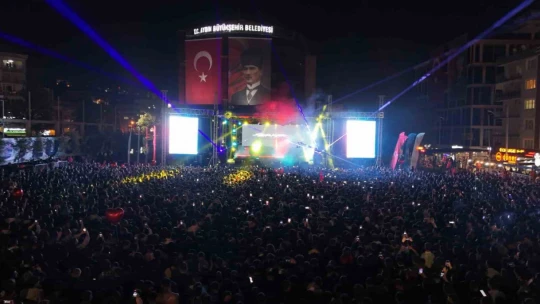 Cumhuriyetin 101'inci yaşında sevilen sanatçılar Aydınlılar ile buluştu