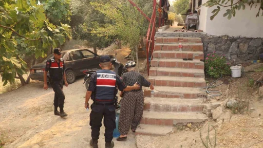 Dağ taş yandı, Türk bayrağı alevlerden korundu