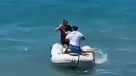 Dalgayla açığa sürüklenen kadının hayatını gençler kurtardı